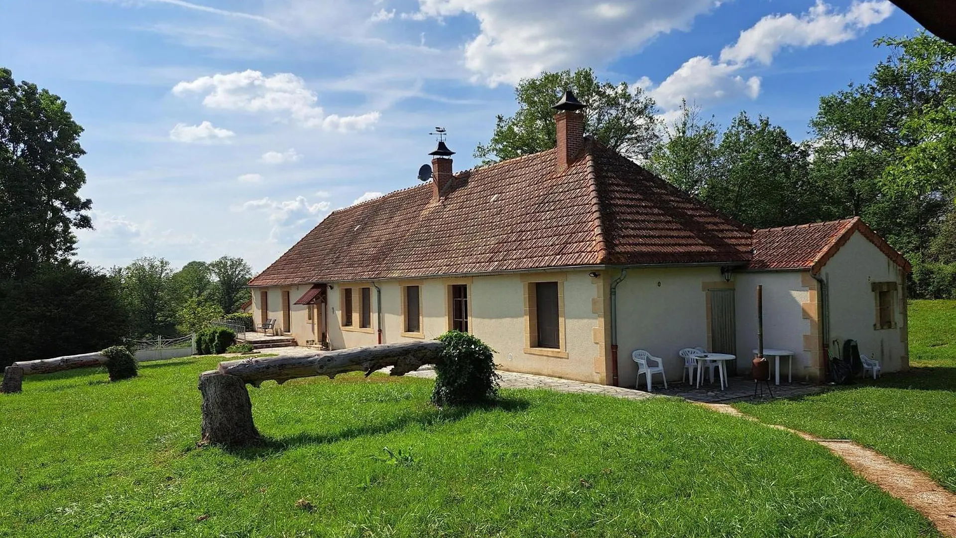 Comfortable Holiday Home With Spacious Garden Ygrande