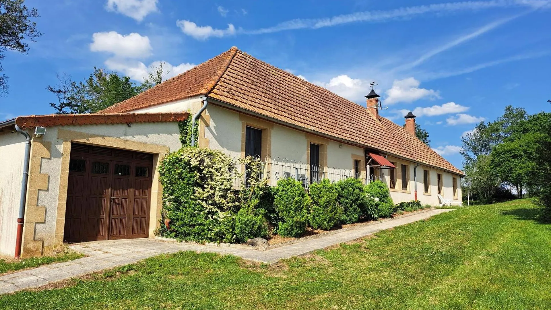 Comfortable Holiday Home With Spacious Garden Ygrande