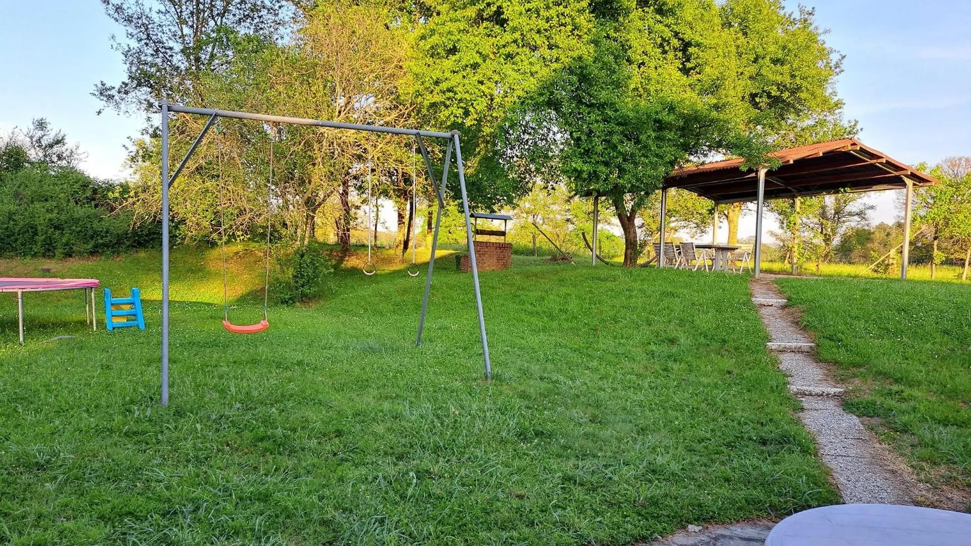 Comfortable Holiday Home With Spacious Garden Ygrande 0*,  France