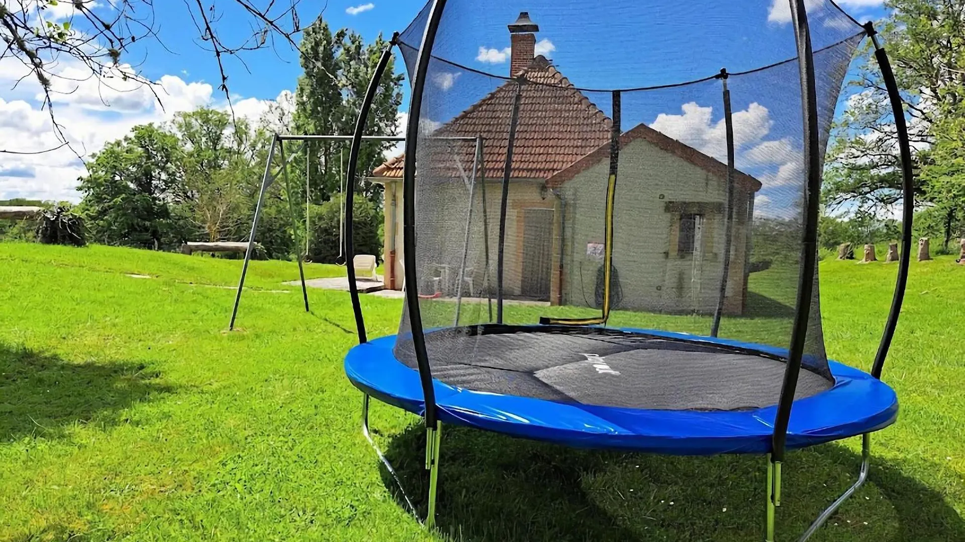Comfortable Holiday Home With Spacious Garden Ygrande