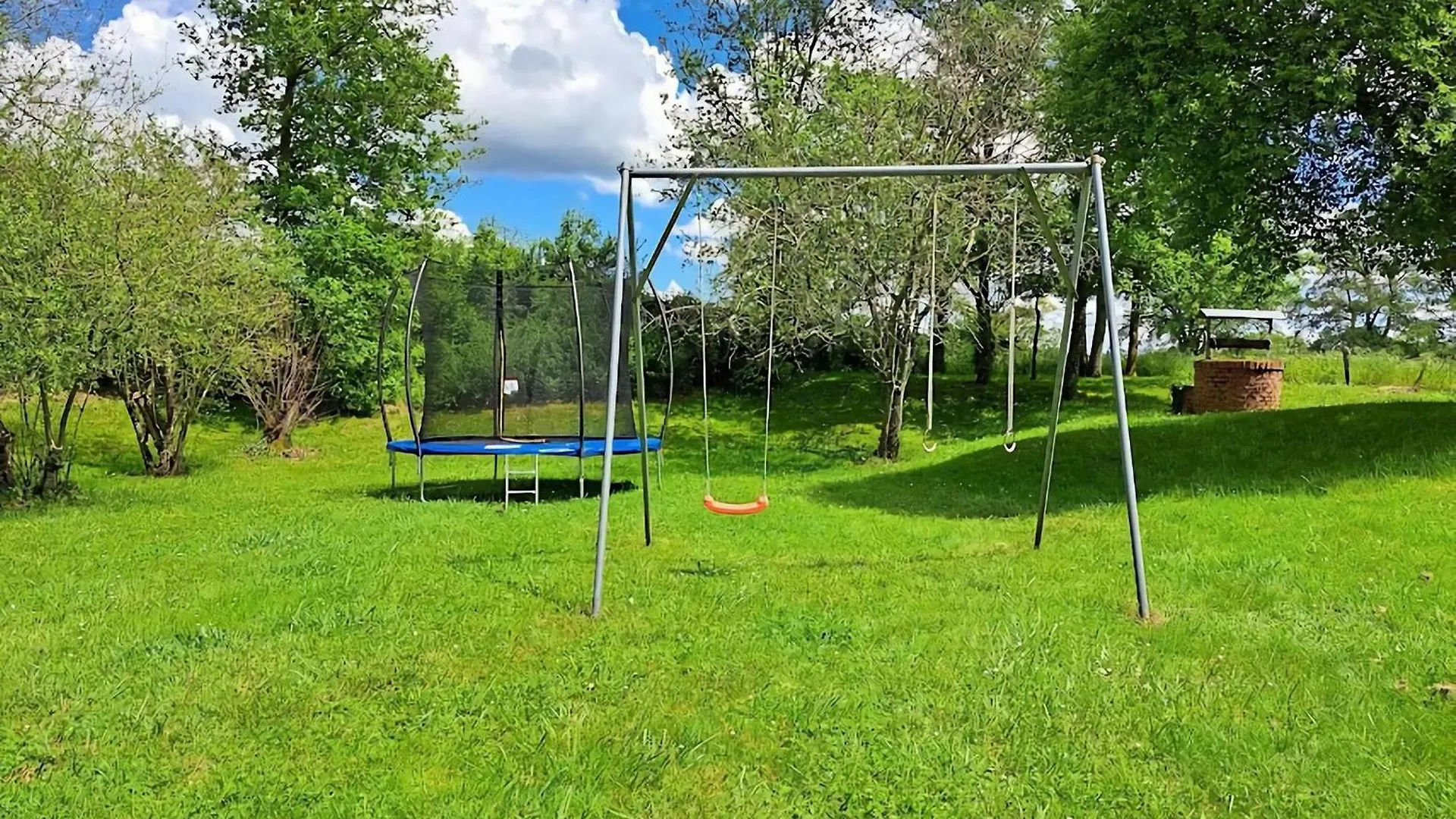 Comfortable Holiday Home With Spacious Garden Ygrande