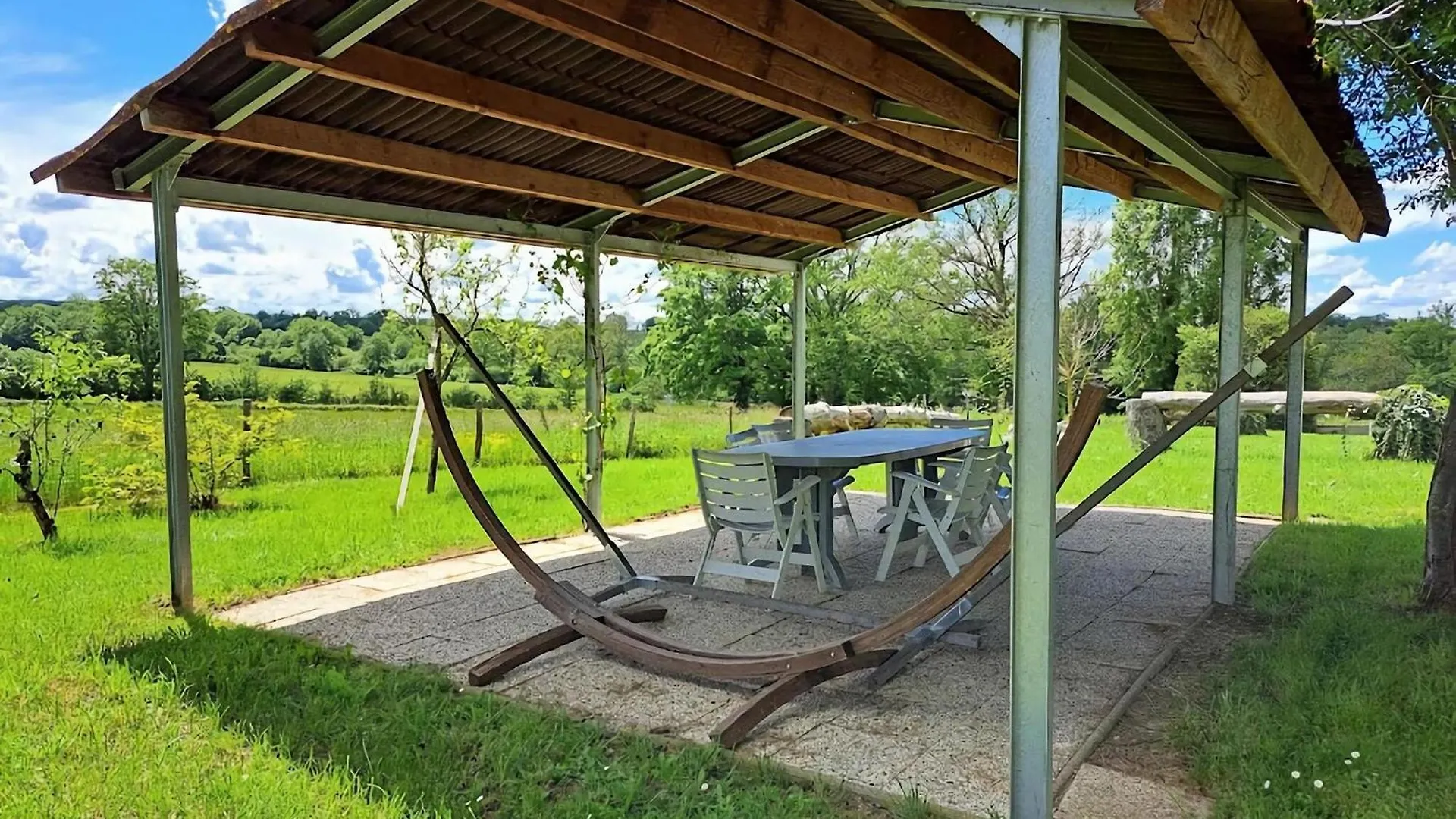 Comfortable Holiday Home With Spacious Garden Ygrande
