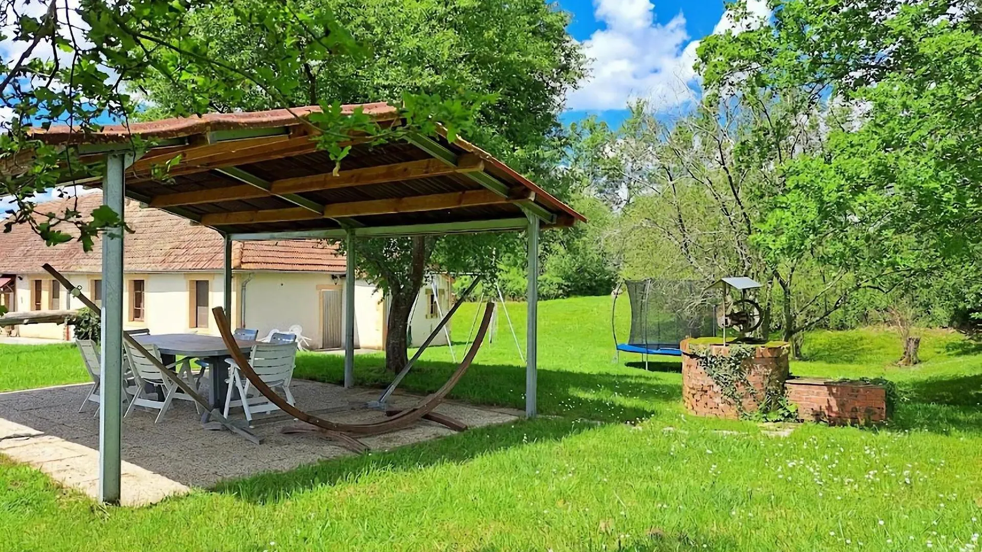 Comfortable Holiday Home With Spacious Garden Ygrande