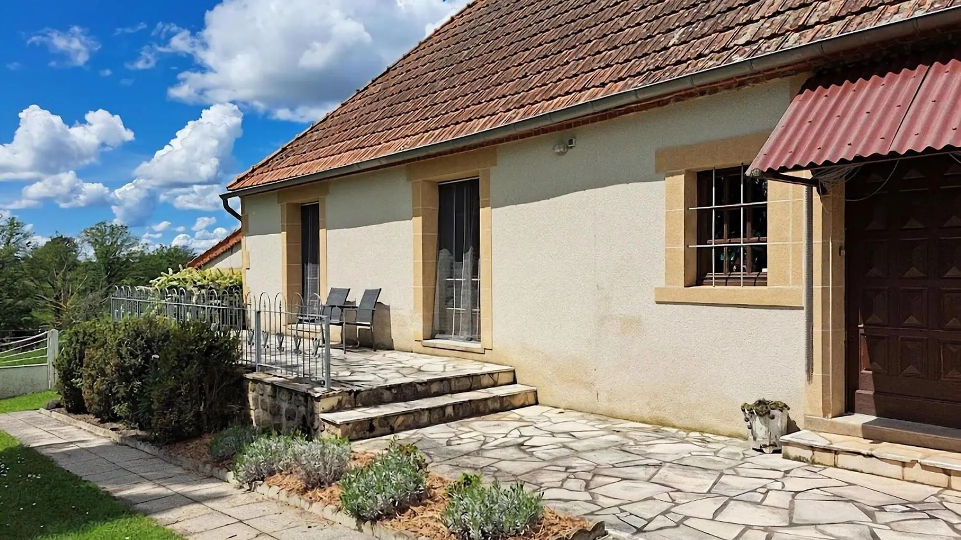 Comfortable Holiday Home With Spacious Garden Ygrande France