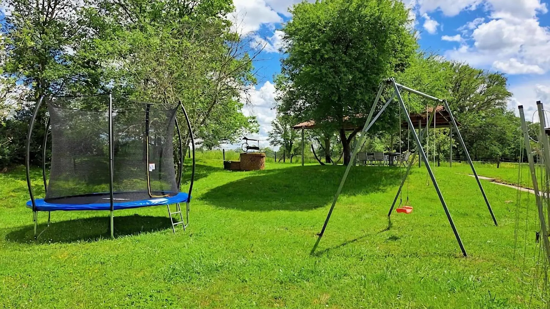 Comfortable Holiday Home With Spacious Garden Ygrande